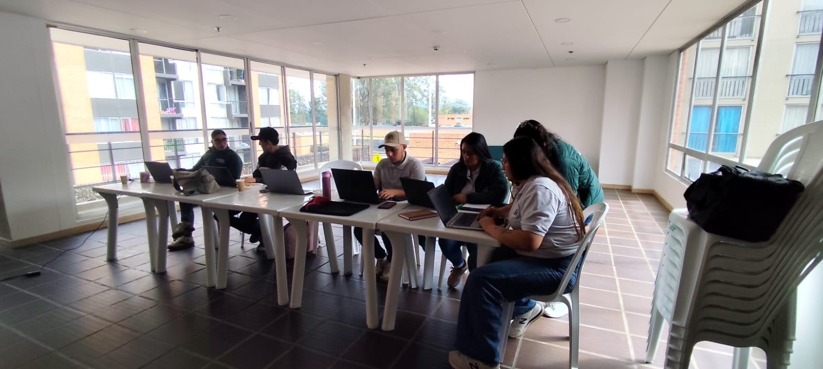 Equipo profesional UNIR en una comunidad residencial